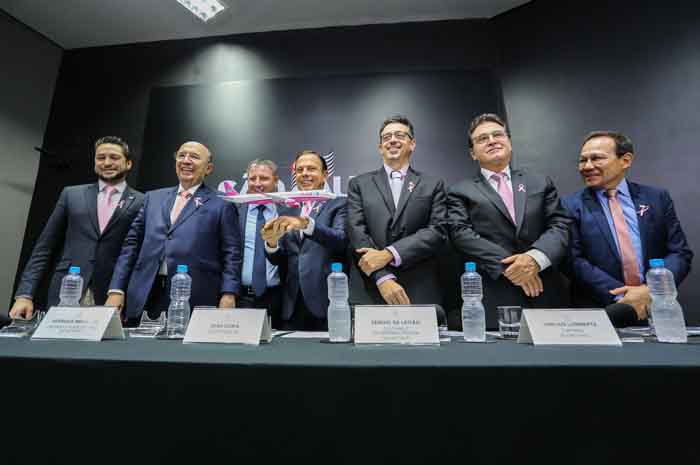 Presidente da Azul, John Rodgerson, entrega uma réplica da aeronave da Azul ao governador João Doria dorante o lançamento do programa de stopover da companhia.