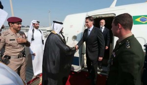 Bolsonaro assina acordo de isenção de vistos com Qatar