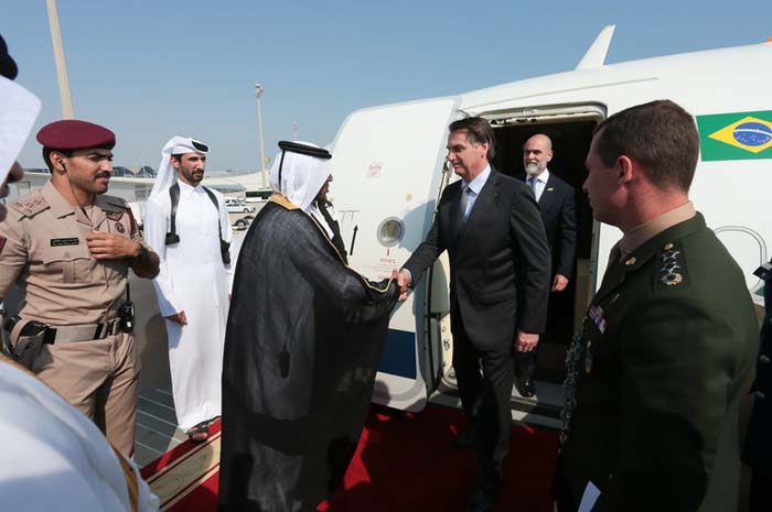 Presidente da República, Jair Bolsonaro durante chegada a Doha. (Foto: Valdenio Vieira/PR)