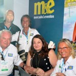 Rou Taylor, Mari Masgrau e Rosa Masgrau recebem Magda Nasser e Lawrence Reinisch, no estande do M&E