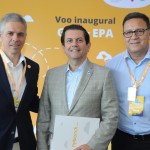 Sebastian Pereira, presidente, e Esteban Tossutti, CEO da Flybondi, com Otávio Leite, secretário de Turismo do RJ