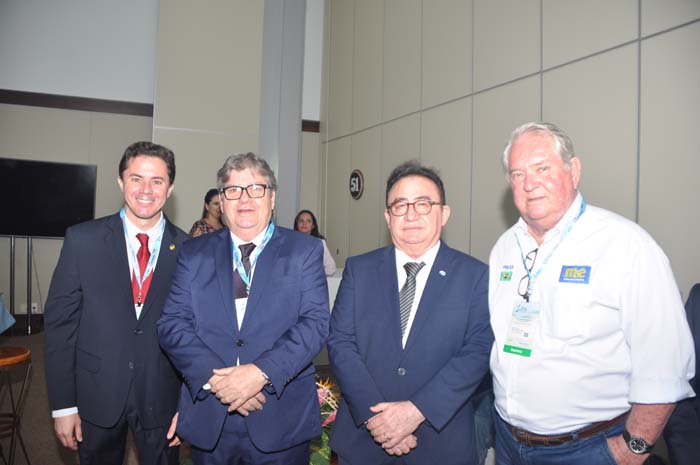 Senador Veneziano Vital do Rego, com o governador da Paraíba, João Azevêdo, Manoel Linhares, presidente da ABIH Nacional, e Roy Taylor, presidente do M&E Senador Veneziano Vital do Rego, com o governador da Paraíba, João Azevêdo, Manoel Linhares, presidente da ABIH Nacional, e Roy Taylor, presidente do M&E