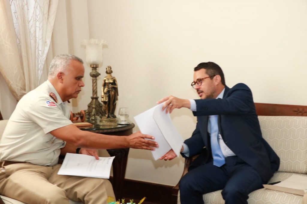 Secretaria de Turismo e Polícia Militar debatem segurança no turismo da Bahia 1 Coronel Anselmo Brandão e o secretário Fausto Franco - Foto Tatiana Azeviche