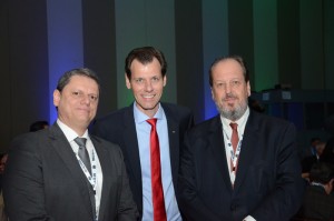 Tarcísio Freitas, Ministro da Infraestrutura, Ronei Glanzmann, Secretario Nacional da Aviação Civil, e Eduardo Sanovicz, da Abear