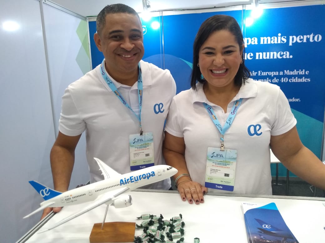 Viviane Araujo e Domingos Santana, da Air Europa Viviane Araujo e Domingos Santana, da Air Europa