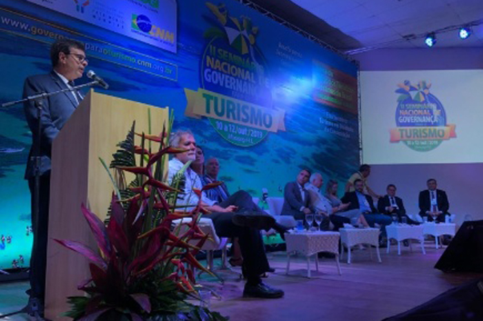 "Com as novas ações vamos dobrar o número de turistas", afirma Embratur 1 Presidente da Embratur, Gilson Machado Neto, discursa na abertura do evento que vai até amanhã (12), em Alagoas