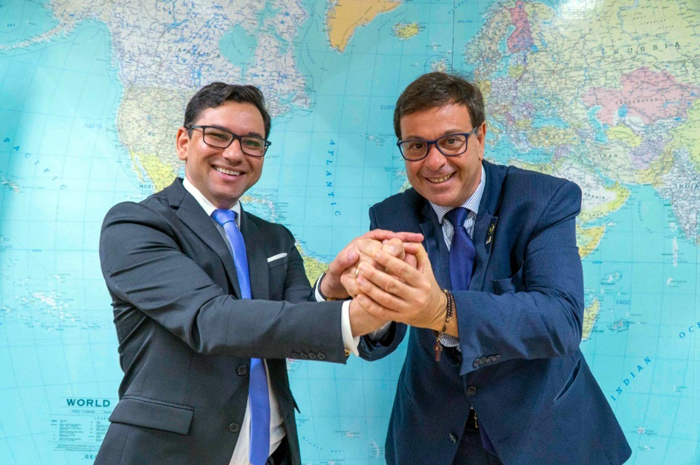 Pernambuco discute melhorias na infraestrutura turística com Embratur 1 Gilson Machado, presidente da Embratur recebeu o secretário do Trabalho, Emprego e Qualificação de Pernambuco, Alberes Lopes, que apresentou demandas locais de fortalecimento de diferentes atrativos e destinos turísticos da região