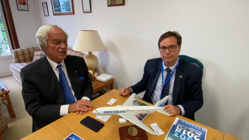 Presidente e proprietário da empresa aérea Euro Atlantic Airways, Tomaz Mettelo, com Gilson Machado, presidente da Embratur