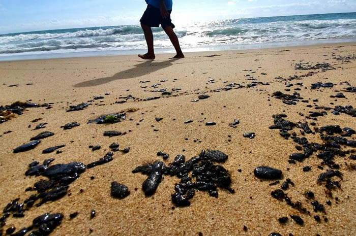 MTur anuncia R$ 200 milhões para áreas atingidas pelo vazamento de óleo 1 Manchas de óleo de origem ainda desconhecida, afetam praias no Nordeste