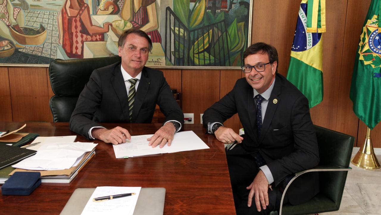 O presidente Jair Bolsonaro com o presidente da Embratur, Gilson Machado Neto