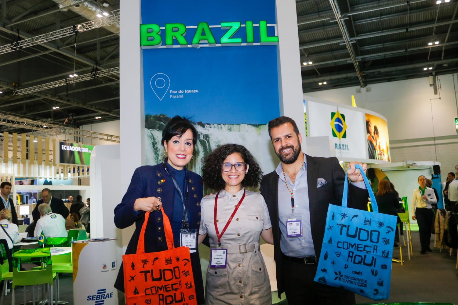 Cristina Adams e Ricardo Diniz, da TAP, com Bethise Cabral, da Embratur-RN