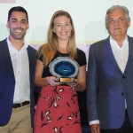 Alex Salles e Mariana Pedrosa, do Grand Hyatt, recebem o prêmio de Selo Verde da Hotelaria de Paulo Jobim, secretário municipal de Turismo do Rio