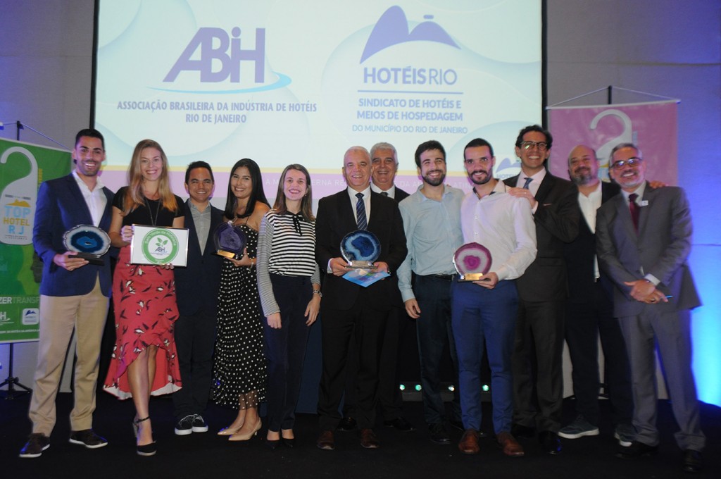 Alfredo Lopes, presidente da ABIH-RJ, com os premiados do Top Hotel RJ 2019