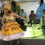 Apresentação de música e dança no estande do Brasil