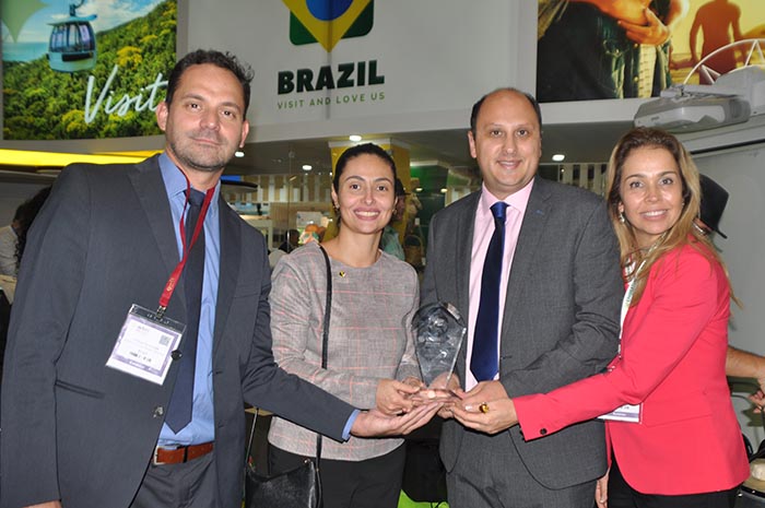 Arthur Grimaldi, Veruska Xavier e Katja Becker, da Embratur, recebem o prêmio de Arthur Grimaldi, Veruska Xavier e Katja Becker, da Embratur, recebem o prêmio de Conan Jal, da Reed