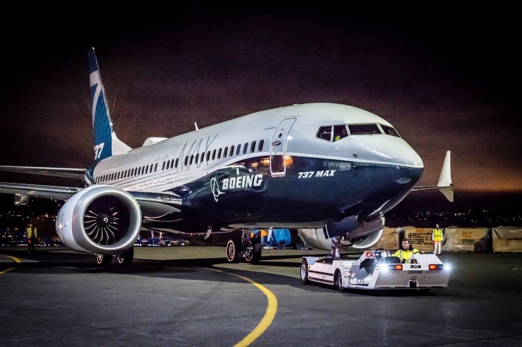 American e Southwest só voltam a operar B737 MAX em março de 2020 1 MAX-7 Paint Hangar Rollout for Employee Rollout Ceremony