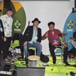 Banda Samba do Chapéu foi a responsável pelas atrações musicais no estande da Embratur