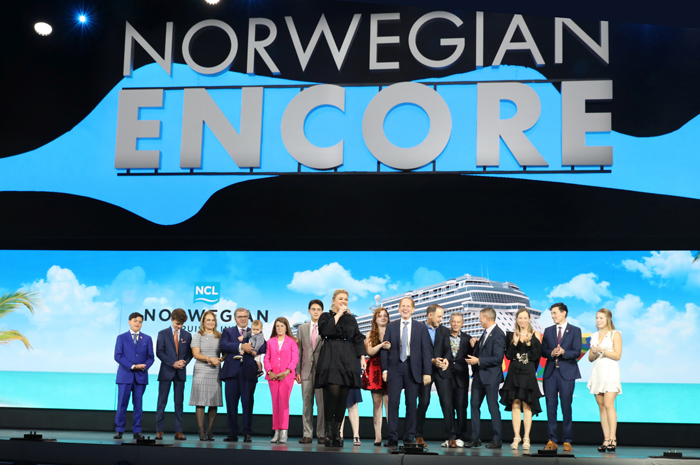 Norwegian Encore é batizado em Miami Batismo contou com a presença da cantora Kelly Clarkson, madrinha do navio