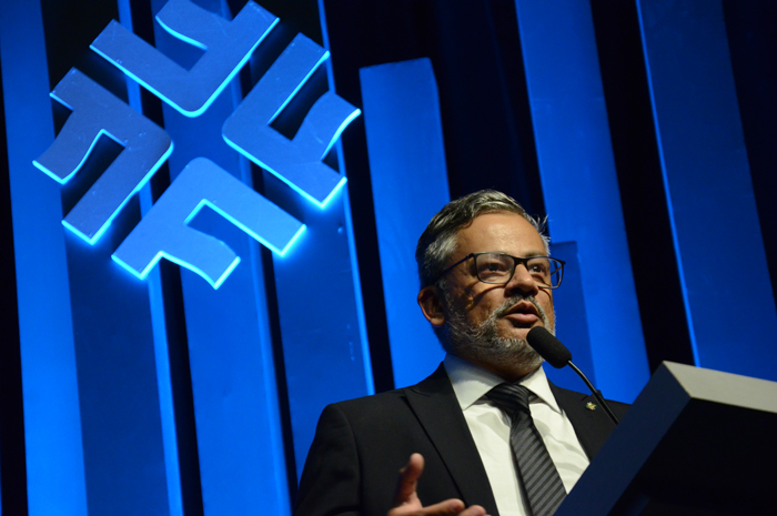 "É momento de celebrar", afirma Bob Santos na abertura do Festuris 2019 1 Bob Santos, secretário nacional de Integração Interinstitucional, representando o ministro do Turismo Marcelo Álvaro, durante a abertura do Festuris 2019