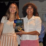 Camila Fernandes, do Campo Grande Destination, entrega o prêmio na categoria ONGs para Simone Mamede