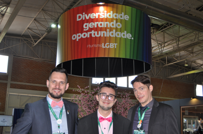 Voltado aos negócios, espaço LGBT é destaque no Festuris 2019 1 Douglas Dávila, Jardel e Dan Hay, do Espaço LGBT no Festuris Gramado