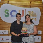 Eduardo Cavalcanti entrega homenagem a Adriana Corte Leal, do Sebrae