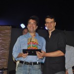 Eduardo Tiburtius, presidente do Porto de Galinhas CVB entrega o prêmio Marcelo Bento, da Azul Linhas Aéreas