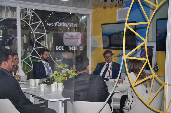 Embratur celebra intensa agenda de reuniões no 1º dia de WTM Londres 2 Embratur em reunião com o Grupo Latam