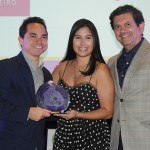 Felipe Ferreira e Isabela Campos, do Grand Hyatt, recebem o prêmio Corintho Falcão de Otávio Leite, secretário de Turismo do RJ