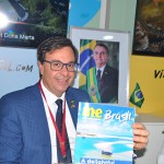 Gilson Machado, presidente da Embratur, com a edição especial do Mercado & Evenros na WTM