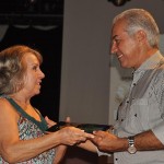 Governador Reinaldo Azambuja entrega prêmio a Valdeci Thomé, que representou a filha Polliana Thomé, vencedora na categoria Academia