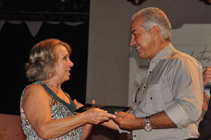 Conheça os vencedores do prêmio 'Isto é Mato Grosso do Sul'; fotos 2 Governador Reinaldo Azambuja entrega prêmio a Valdeci Thomé, que representou a filha Polliana Thomé, vencedora na categoria Academia