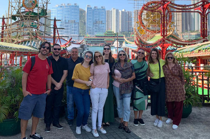 Asia Total Operadora leva agentes para Hong Kong, Pequim e Xangai Grupo no Restaurante Flutuante Jumbo Kingdom, em Hong Kong