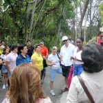 A guia local explicou um pouco da história do escritor e do seu sitio localizado em Finca Vigia A guia local explicou um pouco da história do escritor e do seu sitio localizado em Finca Vigia