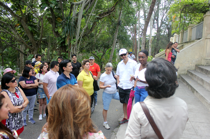 A guia local explicou um pouco da história do escritor e do seu sitio localizado em Finca Vigia