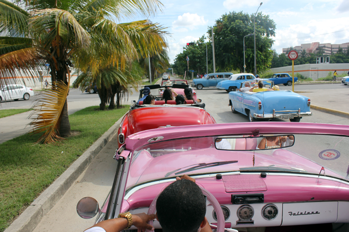 Os participantes do fam também fizeram um passeio de 1 hora nos auto clássicos pela Havana Moderna