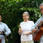 Maria Clara da Flot e músicos durante almoço no restaurante La Giraldilla Maria Clara da Flot e músicos durante almoço no restaurante La Giraldilla
