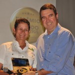 Joice Marques, da Joice Pesca & Tur, foi a vencedora na categoria Agências e Operadoras e recebeu o prêmio do secretário de Governo, Eduardo Riedel