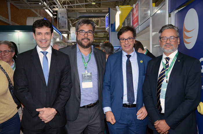 Marcelo Álvaro Antônio, ministro do Turismo, Roberto Nedelciu, presidente da Braztoa, Gilson Machado Neto, presidente da Embratur, e Bob Santos, do MTur