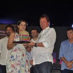 Massimo Pellitteri, da Associação de Hotéis de Porto de Galinhas, entrega o troféu à Daniele Araújo, da Gol