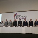 Mesa completa com as lideranças de turismo no 4º Fórum Brasileiro de Turismo