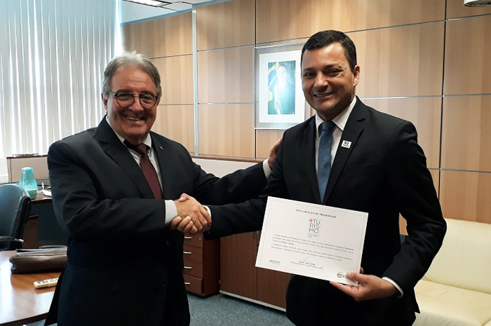 Itanhaém (SP) recebe investimento de R$ 5 milhões através do selo +Turismo 1 Ministro interino, Robson Napier, entrega Selo +Turismo ao prefeito de Itanhaém, Marco Aurélio Gomes (Foto: Victor Maciel/MTur)