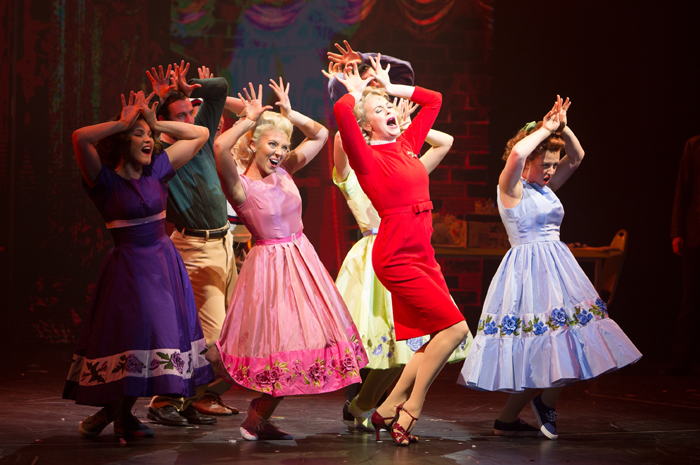 Royal Caribbean divulga espetáculos em cartaz a bordo de seus navios; confira 1 O espetáculo Hairspray está em cartaz a bordo do Symphony of the Seas