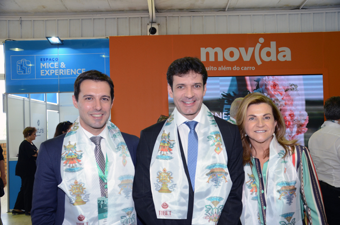 O ministro do Turismo, Marcelo Álvaro Antônio, entre Eduardo Zorzanello e Marta Rossi, do Festuris, durante a última edição do evento