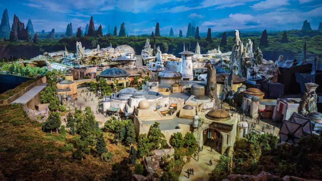 Opening-day-Star-Wars-Galaxys-Edge-model-disneyland.