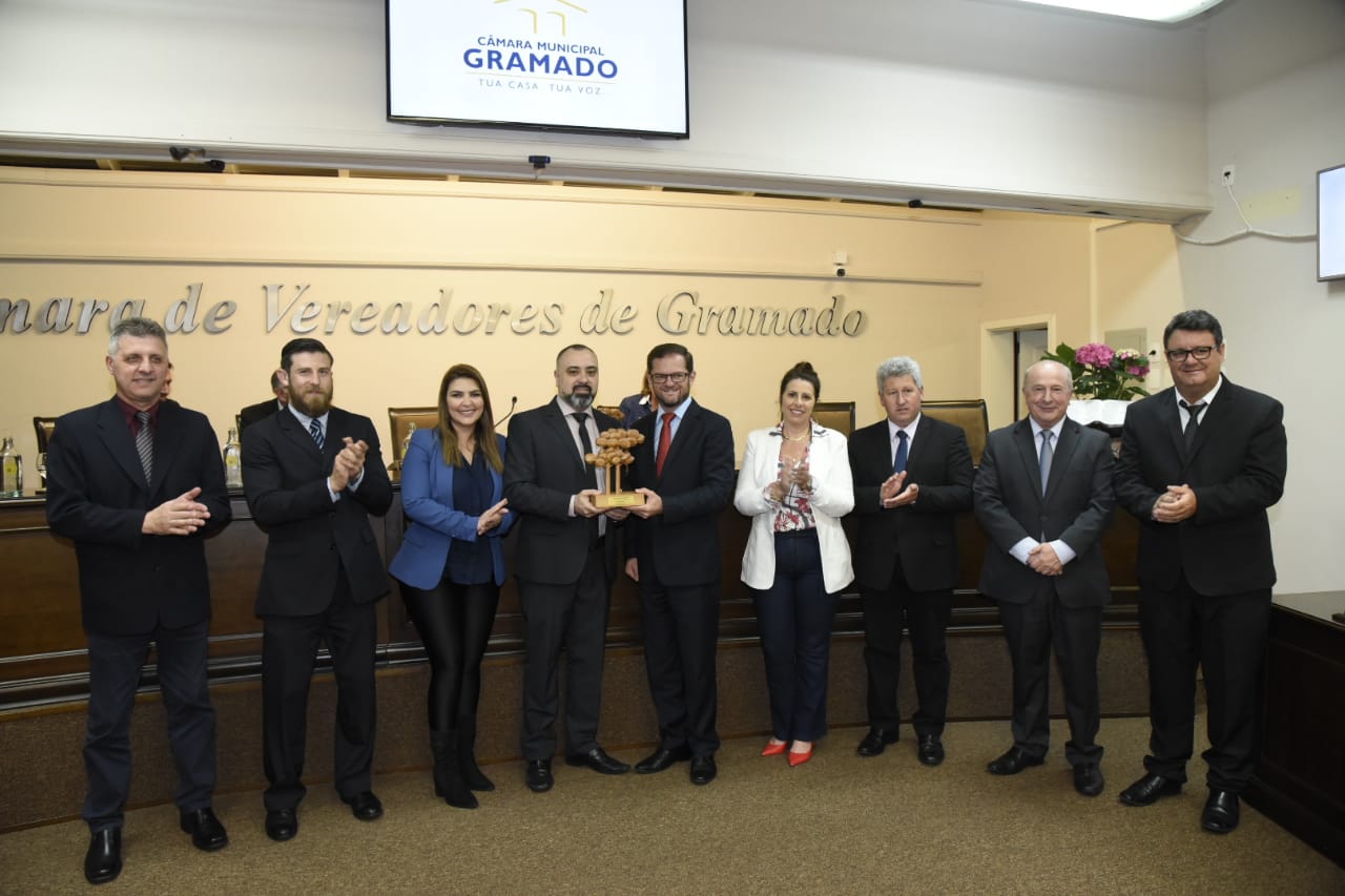 Presidente da Câmara dos Vereadores, Rafael Ronsoni, entrega o troféu ao editor-chefe do M&E, Anderson Masetto