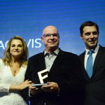 Roberto Bacovis, entre Marta Rossi e Eduardo Zorzanello, do Festuris