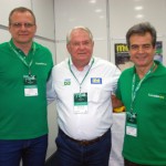 Roy Taylor, do M&E, entre Charles Strzalkowski e Paulo Henrique, da Localiza