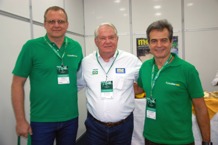Localiza Hertz leva jogo interativo para o Festuris 2019 1 Roy Taylor, do M&E, entre Charles Strzalkowski e Paulo Henrique, da Localiza