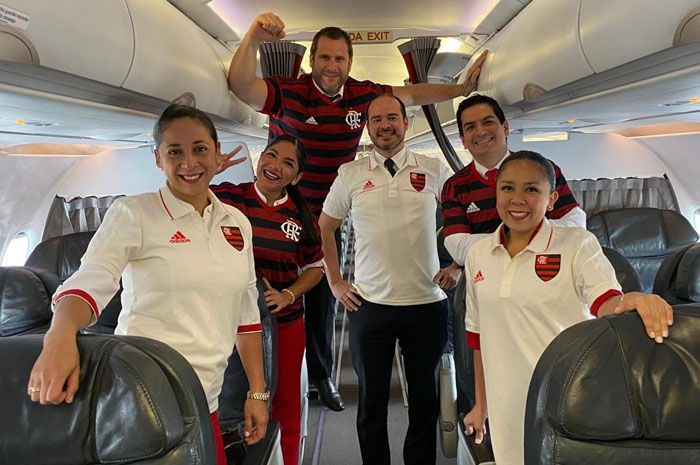 Avianca Holdings anuncia voos charters para a final da Libertadores 1 A tripulação da Avianca Holdings vestiu, literalmente, a camisa do Flamengo no primeiro voo que levou os torcedores para o Peru Divulgação/Avianca Holdings
